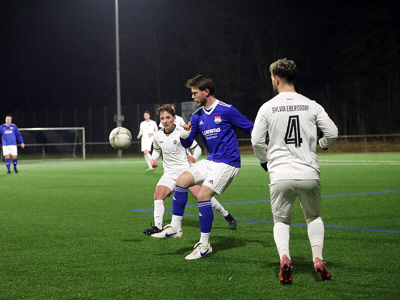 Schiedlich friedlich war nicht: Der TSV Burgebrach um Robin B&auml;tz (in Blau) und Lukas Friedrichs Sylvia Ebersdorf schossen im Testspiel aus allen Rohren.