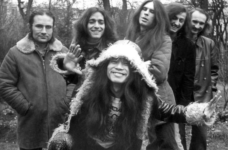 Die Krautrock-Combo "Can" im Jahr 1971: vorne Damo Suzuki und hinten von links nach rechts: Irmin Schmidt, Jaki Liebezeit, Michael Karoli, Ulli Gerlach and Holger Czukay