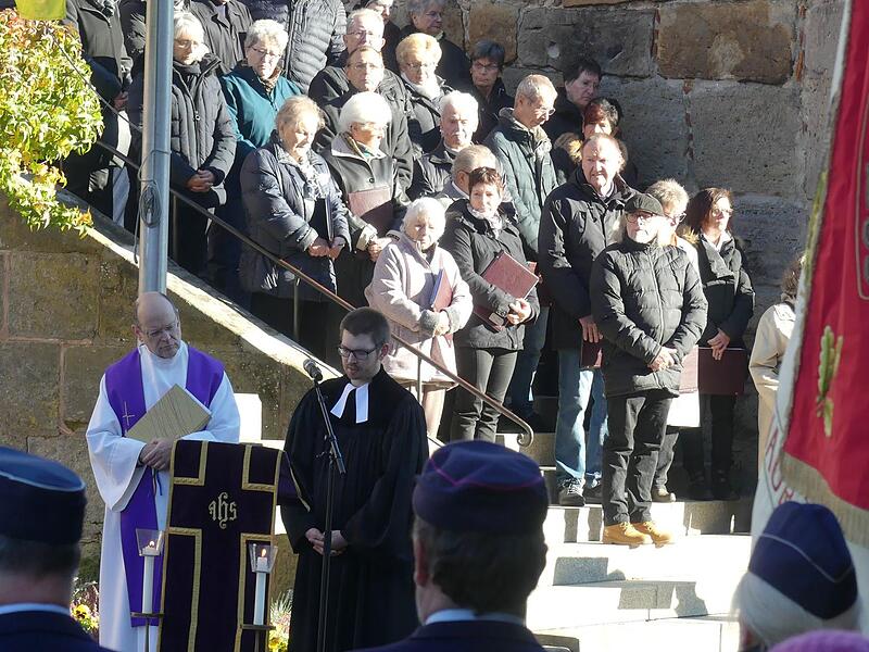 Die Geistlichen sprechen zu den Gläubigen vor der Marienkapelle. Die Geistlichen sprechen zu den Gläubigen vor der Marienkapelle.