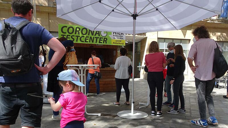 An der Corona-Teststation vorm Karstadt in Bamberg herrscht &ouml;fters mal Andrang.