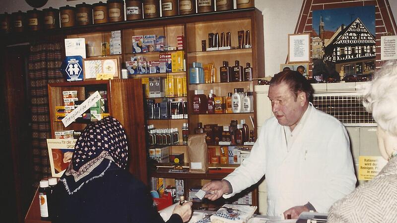 In der Drogerie von Alfons Da&szlig;ler in der Hauptstra&szlig;e 10 (Foto von 1991, das Bild rechts oben im Hintergrund zeigt das Geb&auml;ude) gab es alles, was das Herz begehrte. Zuvor war dort eine Metzgerei beheimatet.