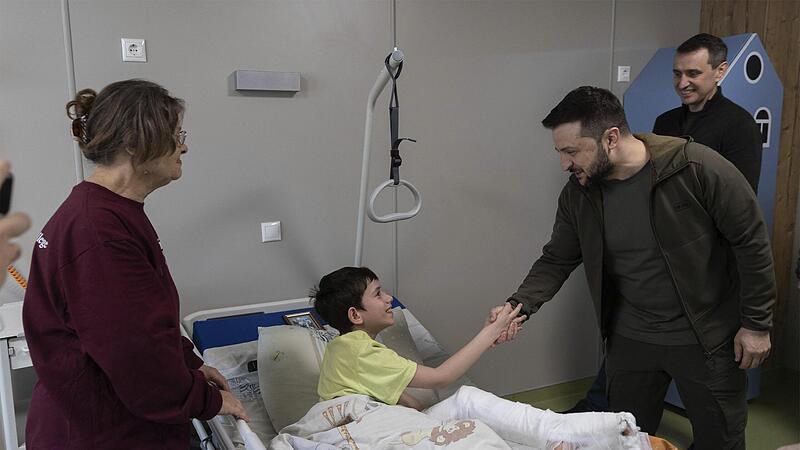 Präsident Wolodymyr Selenskyj besucht ein Waisenkind, das aus der belagerten Stadt Mariupol gerettet wurde. Die Leiden der Zivilbevölkerung werden in diesem Krieg besonders deutlich.