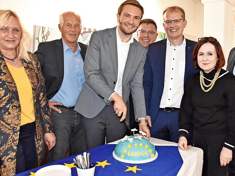 Die Europa-Torte wurde von Landrat Jonas Gleich (Dritter v. l.) angeschnitten; mit im Bild sind (v.l.): Marion Kotyba, Stadtrat Michael Pfitzner, Stadtrat und Vorsitzender der Europa-Union Kulmbach, Thomas Nagel, OB Ralf Hartnack, stellvertretende...