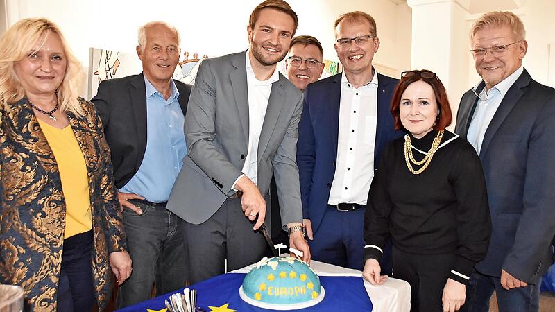 Die Europa-Torte wurde von Landrat Jonas Gleich (Dritter v. l.) angeschnitten; mit im Bild sind (v.l.): Marion Kotyba, Stadtrat Michael Pfitzner, Stadtrat und Vorsitzender der Europa-Union Kulmbach, Thomas Nagel, OB Ralf Hartnack, stellvertretende...