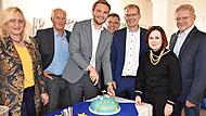 Die Europa-Torte wurde von Landrat Jonas Gleich (Dritter v. l.) angeschnitten; mit im Bild sind (v.l.): Marion Kotyba, Stadtrat Michael Pfitzner, Stadtrat und Vorsitzender der Europa-Union Kulmbach, Thomas Nagel, OB Ralf Hartnack, stellvertretende...