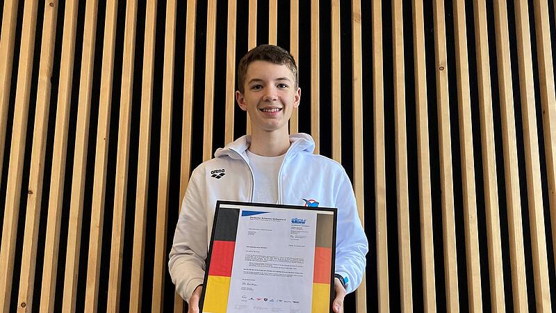 Raphael Erhard pr&auml;sentiert stolz das Schreiben des DSV, das ihm die Aufnahme in den Nationalkader best&auml;tigt.