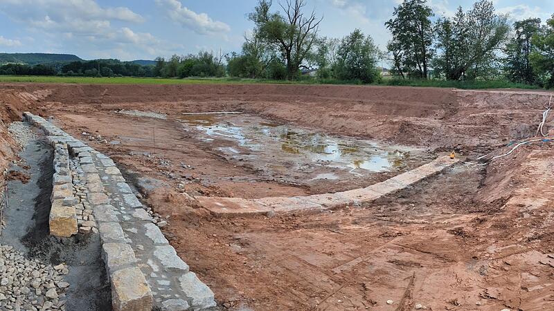 Bislang noch eine Baugrube, soll die Wasserbegegnungsstelle in Elfershausen noch in diesem Sommer fertiggestellt sein und eröffnet werden. Die Ausstattung hat der Gemeinderat bereits einmütig befürwortet.