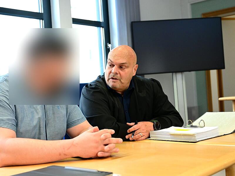 Amtsgericht Bamberg Ladendiebstahl Baumarkt Hallstadt Familie Der angeklagte Vater und sein Rechtsanwalt Ralph Heinrich aus Bamberg kurz vor Prozessbeginn.