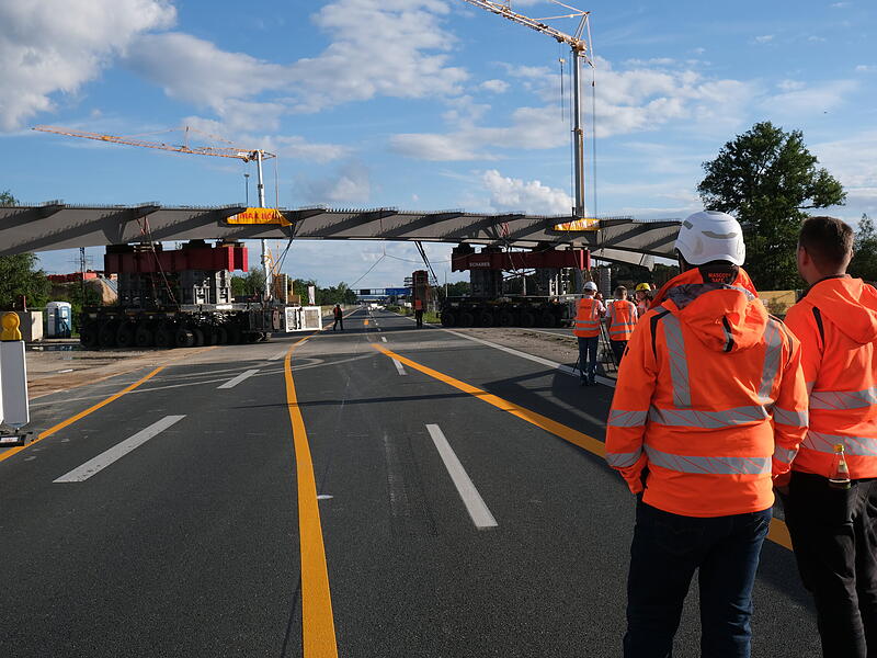 Millimeterarbeit: Die neue Br&uuml;cke ist da