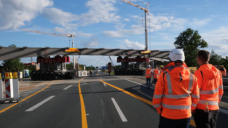 Millimeterarbeit: Die neue Brücke ist da