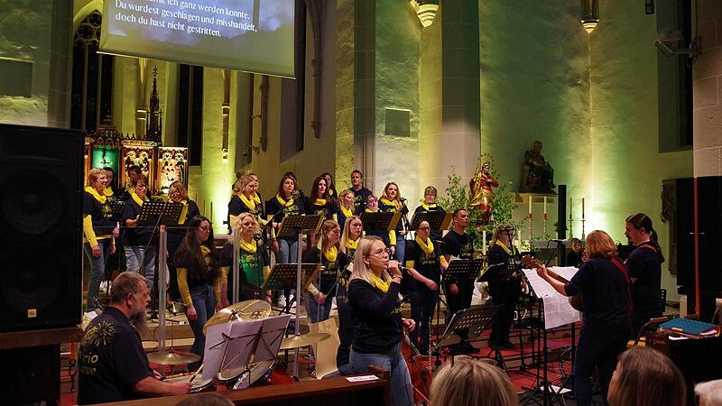 „„Come together”, Abschluss-Konzert mit Chor und Band „Con Brio” unter Leitung von Michaela Taube. „„Come together”, Abschluss-Konzert mit Chor und Band „Con Brio” unter Leitung von Michaela Taube.