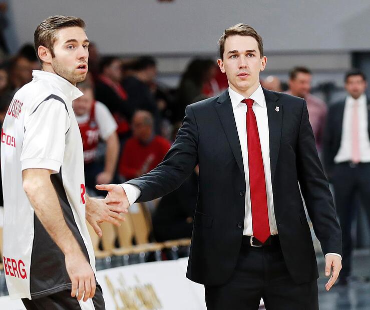 Dominik Günthner (rechts) mit Fabien Causeur im November 2016 bei einem Euroleague-Spiel von Brose Bamberg gegen Armani Mailand.