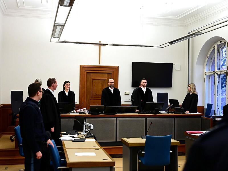 Landgericht Bamberg Betrug Callcenter Mazedonien Bitcoin Die 5. Strafkammer mit den Richtern Sophie Zeiher, Jochen Götz (Vorsitz) und Christian Blümel, sowie zwei Schöffen