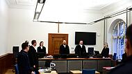 Landgericht Bamberg Betrug Callcenter Mazedonien Bitcoin Die 5. Strafkammer mit den Richtern Sophie Zeiher, Jochen Götz (Vorsitz) und Christian Blümel, sowie zwei Schöffen