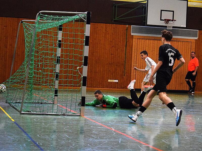 Sowohl der SV Gifting (weiße Trikots) als auch der SSV Ober-/Unterlangenstadt qualifizierten sich für die Endrunde bei den U17-Junioren. Sowohl der SV Gifting (weiße Trikots) als auch der SSV Ober-/Unterlangenstadt qualifizierten sich für die Endrunde bei den U17-Junioren.