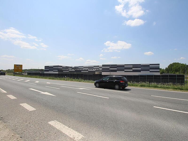 Inzwischen ist Lidl umgezogen und hat etwas s&uuml;dlicher ein neues Logistiklager er&ouml;ffnet.  Da der Rest der B&uuml;g inzwischen als Naturschutzgebiet ausgewiesen wurde, haben sich mit dem Gewerbe auf einem Teil der B&uuml;g mittlerweile auch Natursch&uuml;tzer arra...Forchheim & Fr&auml;nkische Schweiz