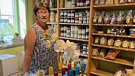 Helene Greubel in ihrem „Bunten Bauernladen“.