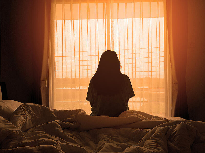 junge Frau alleine Depressionen Menschen wie Nathalie kämpfen mit sozialen Ängsten und Depressionen, was ihnen die für andere einfachsten Dinge erschwert.