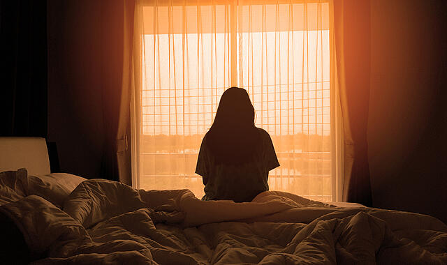 junge Frau alleine Depressionen Menschen wie Nathalie kämpfen mit sozialen Ängsten und Depressionen, was ihnen die für andere einfachsten Dinge erschwert.