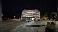 Vorabend der Er&ouml;ffnung: Das Globe Coburg leuchtet in die Nacht.