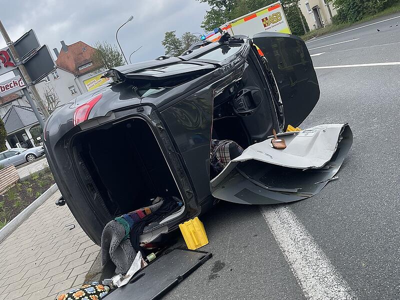 Die Feuerwehr musste den Fahrer aus dem Auto befreienForchheim & Fränkische Schweiz