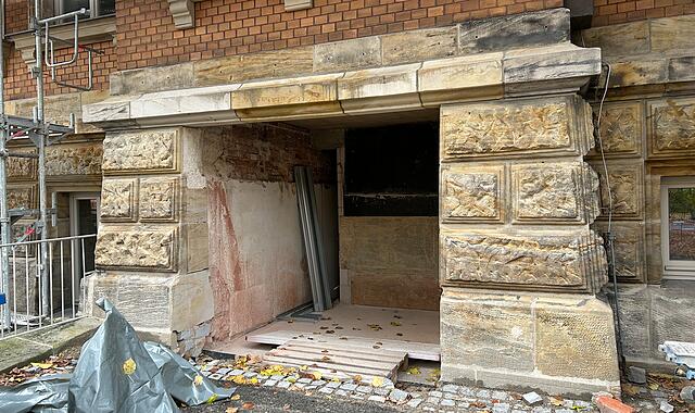 Generalsanierung Rückertschule Coburg Die Generalsanierung der Rückertschule in Coburg soll bis zum Beginn des Schuljahres 2026/2027 abgeschlossen sein.