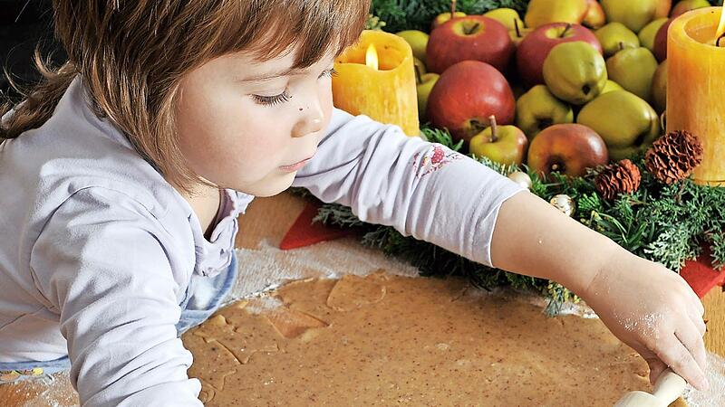 Mit gesunden Zutaten &uuml;ben Kinder bei der Adventsb&auml;ckerei den richtigen Umgang mit S&uuml;&szlig;em.