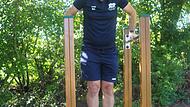 Bernd Gäbelein beim Triceps-Training am Barren.