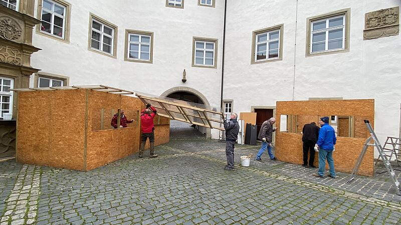 Aufbau der Buden f&uuml;r Weihnachten im Schloss in M&uuml;nnerstadt.