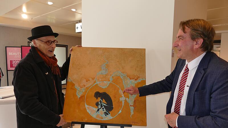 Gerhard Klarmann (links) und Matthias Liebel laden zu einer künstlerischen Reise durch das Kaufhaus Galeria ein, dass nach ihren Worten auch ein Ort der Begegnung ist.