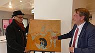 Gerhard Klarmann (links) und Matthias Liebel laden zu einer künstlerischen Reise durch das Kaufhaus Galeria ein, dass nach ihren Worten auch ein Ort der Begegnung ist.