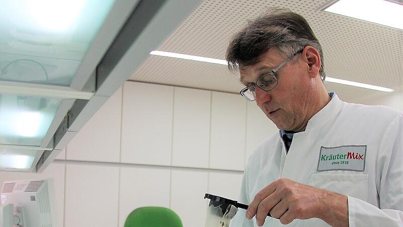 „Master Blender“ Peter Wendel bereitet die Tee-Aufgüsse vor.&nbsp;