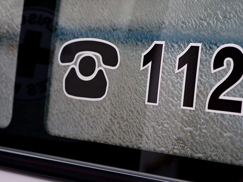 Die Notrufnummer 112 steht auf einem Krankenwagen