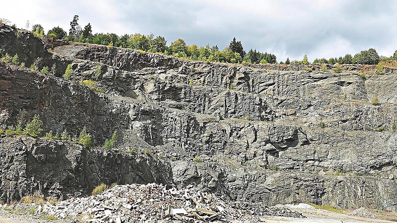 Mittlerweile wird der Steinbruch langsam aufgefüllt, soll an der Bruchwand aber höher werden.Klaus Klaschka Mittlerweile wird der Steinbruch langsam aufgefüllt, soll an der Bruchwand aber höher werden.Klaus Klaschka