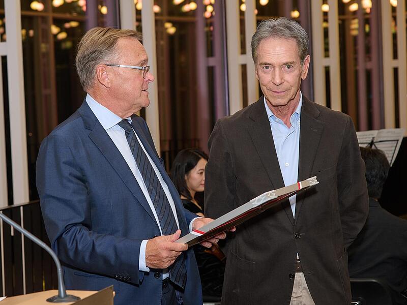 Oberb&uuml;rgermeister Andreas Starke &uuml;berreicht Michael Stoschek die Dankesurkunde der Stadt.