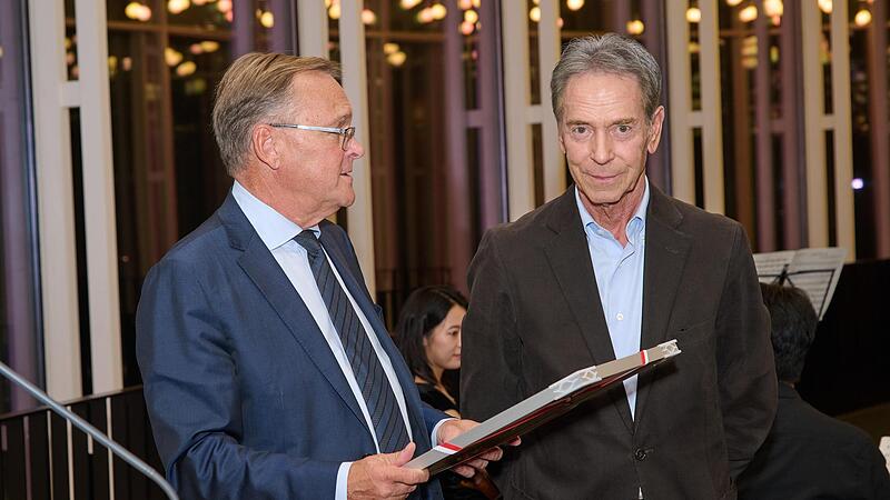 Oberbürgermeister Andreas Starke überreicht Michael Stoschek die Dankesurkunde der Stadt.