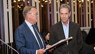 Oberbürgermeister Andreas Starke überreicht Michael Stoschek die Dankesurkunde der Stadt.