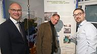 Ein zweites Leben für Kleidungsstücke: Vor einer Bildtafel diskutieren (von links) Bürgermeister Dieter Lenzer, der neue Museumsleiter Robert Schäfer und sein Vorgänger und Kurator Nicolas Jagla, er zeigt auf einen Altkleidercontainer als oft genutztes Ende eines Kleidungsstückes.