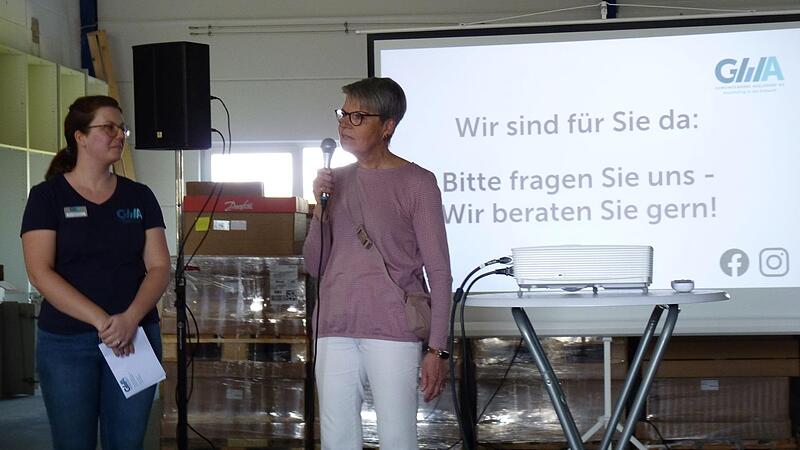 Jutta K&ouml;hler (rechts) berichtete von ihren Erfahrungen mit dem Anschluss ans Nahw&auml;rmenetz. Ihr Haus in der Ringstra&szlig;e in Adelsdorf war das erste Privathaus, das angeschlossen wurde.