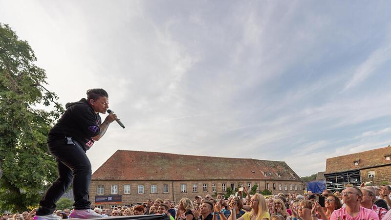 Kerstin Ott auf der B&uuml;hne im Hof von Schloss Eyrichshof.
