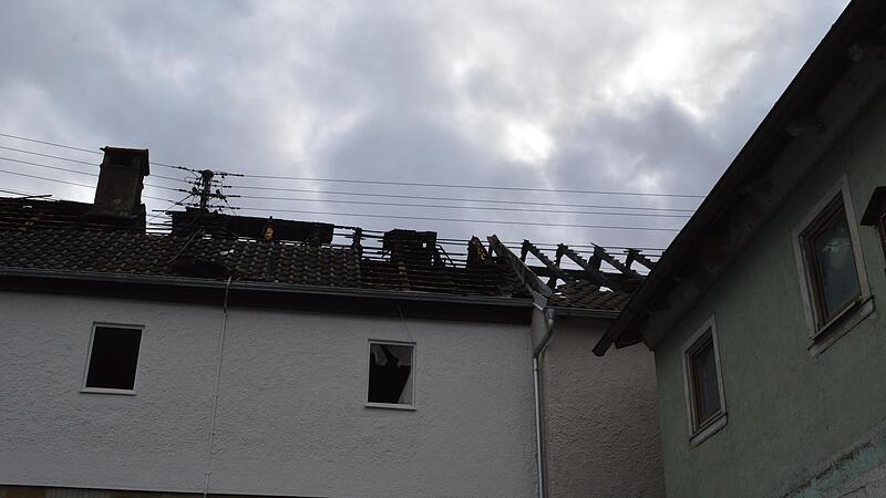 Nach einem Brand im Februar im Münnerstädter Stadtteil Großwenkheim wurde eine 55-Jährige tot aufgefunden. Ihr 18-jähriger Sohn ist wegen des Verdachts des Totschlags und der Brandstiftung angeklagt. Nach einem Brand im Februar im Münnerstädter Stadtteil Großwenkheim wurde eine 55-Jährige tot aufgefunden. Ihr 18-jähriger Sohn ist wegen des Verdachts des Totschlags und der Brandstiftung angeklagt.