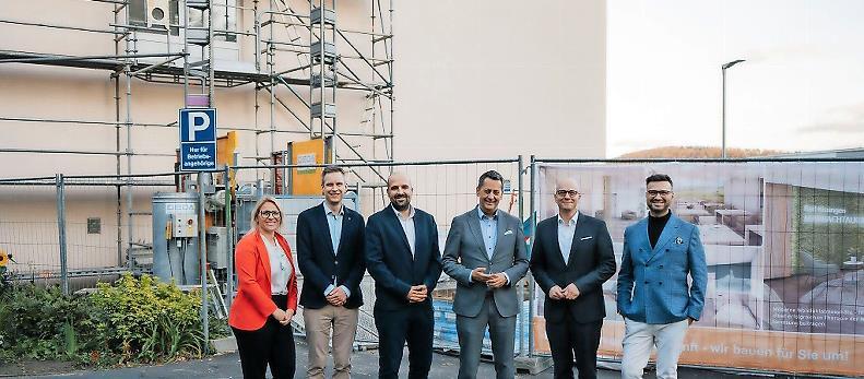 Oberbürgermeister Dirk Vogel (Zweiter von rechts) sowie Wirtschaftsförderer Sebastian M. Bünner (rechts) besuchten die Marbachtalklinik mit (von links) Amelie Karges, Stellvertretende Kaufmännische Leiterin, Max Bürger, Stellvertretender Leitender...