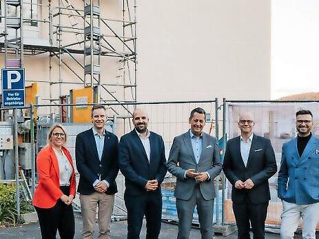 Oberbürgermeister Dirk Vogel (Zweiter von rechts) sowie Wirtschaftsförderer Sebastian M. Bünner (rechts) besuchten die Marbachtalklinik mit (von links) Amelie Karges, Stellvertretende Kaufmännische Leiterin, Max Bürger, Stellvertretender Leitender...