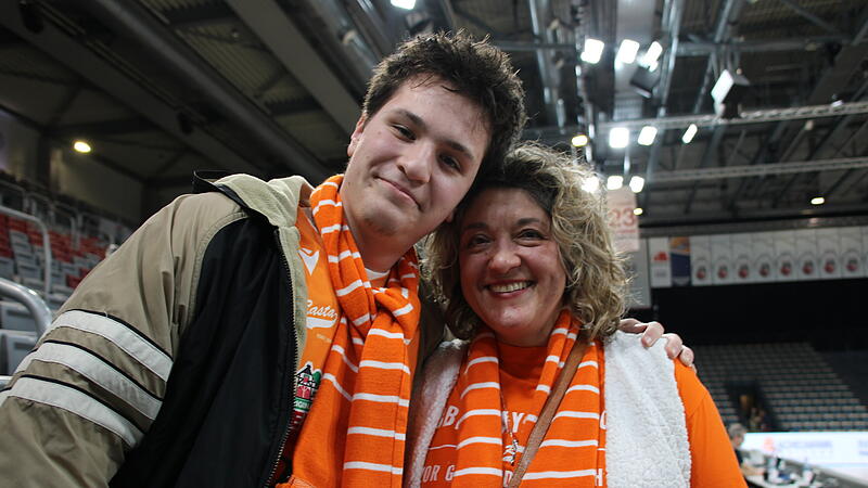 Das Mutter-Sohn-Gespann aus N&uuml;rnberg ist leidenschaftlicher Vechtafan. In der Brose-Arena waren sie nicht zum ersten Mal.