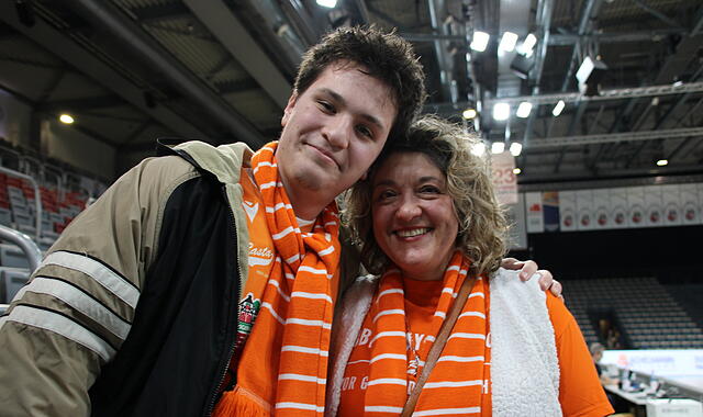Das Mutter-Sohn-Gespann aus Nürnberg ist leidenschaftlicher Vechtafan. In der Brose-Arena waren sie nicht zum ersten Mal.