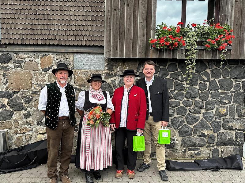 Roland Hahn (von links), Priska Kolbeck, Ingrid Schubert und Staatssekretär Sandro Kirchner beim Jubiläum an der Kissinger Hütte.