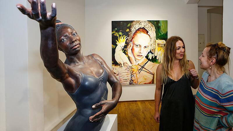 Galeristin Angela Kohlrusch und Margarete Adler vor ihrer Skulptur &bdquo;Flieg Vogel, flieg&ldquo;. Im Hintergrund ist Cornelia Schleimes &bdquo;Die Tropenfrau&ldquo; zu sehen.