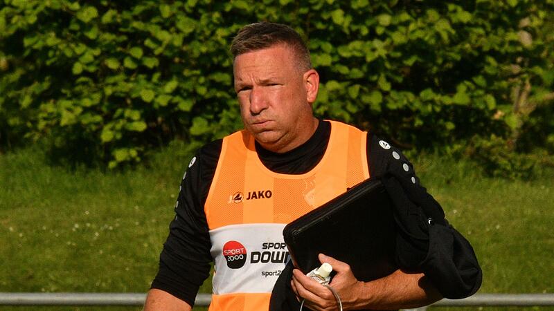 Erstmal durchpusten beim Burgkunstadter Trainer Andre Siemon. Nach der Gelb-roten Karte für Stammberger erkämpfte sich seine Mannschaft über die Hälfte des Spiels in Unterzahl einen Punkt.