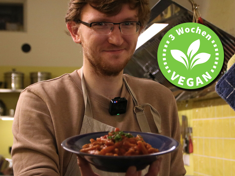 Am Ende hat es Volont&auml;r Tobias G&ouml;tz geschafft, etwas zuzubereiten. Und h&auml;lt es zufrieden in die Kamera. Wie es dazu kam, sehen Sie im Video.