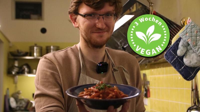 Am Ende hat es Volont&auml;r Tobias G&ouml;tz geschafft, etwas zuzubereiten. Und h&auml;lt es zufrieden in die Kamera. Wie es dazu kam, sehen Sie im Video.